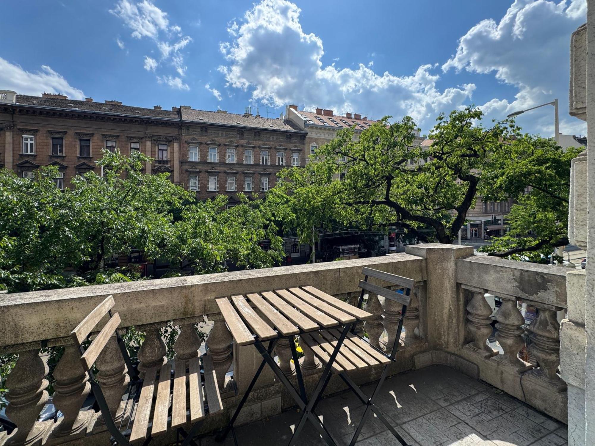 Central Harmony Apartment On St' Stephen Boulevard — Fotók 1